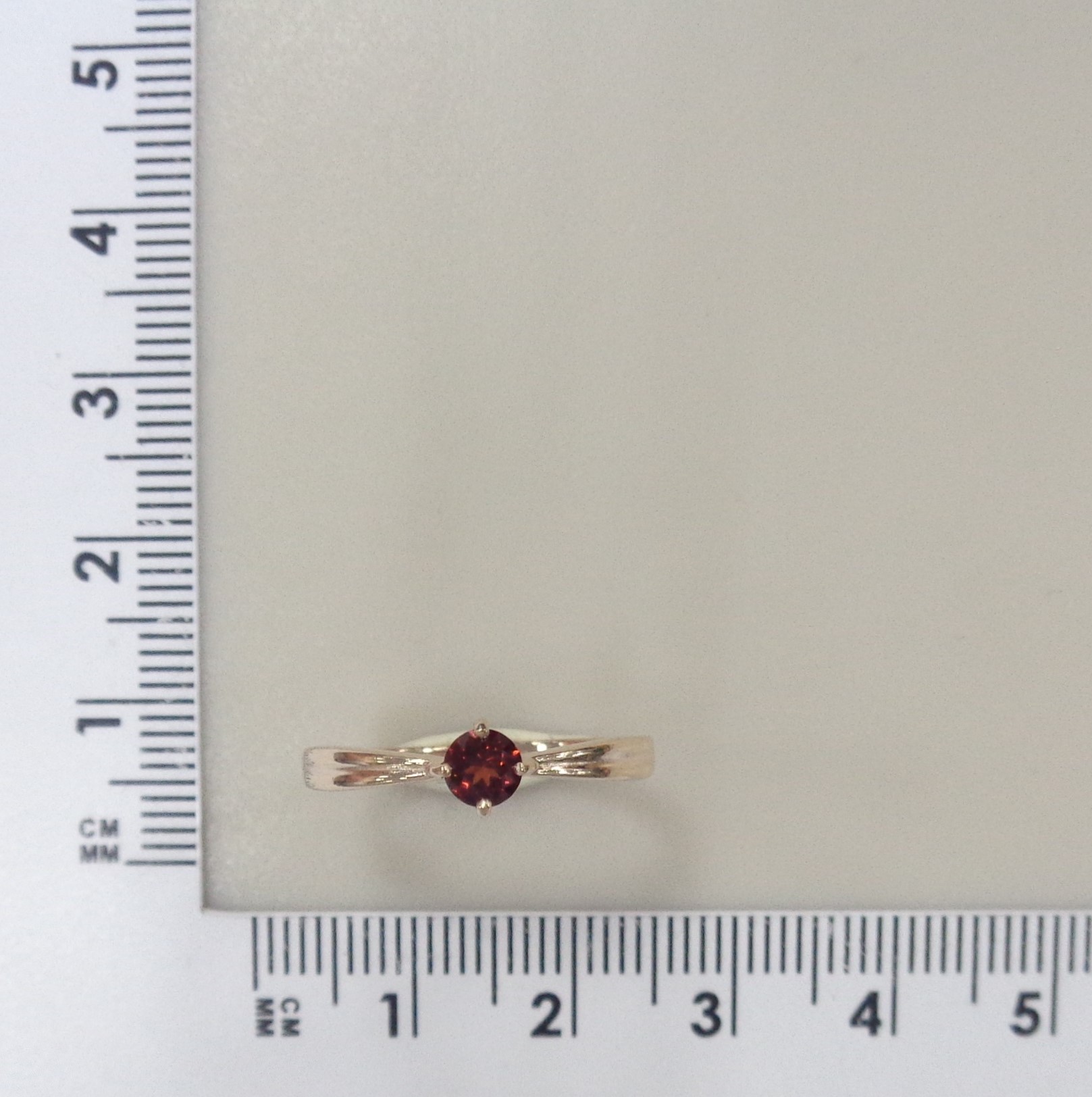 Серебряное кольцо с гранатом